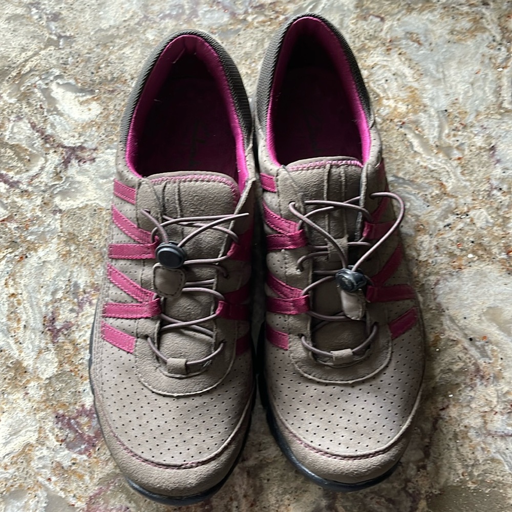 Clarks Tan/Burgandy Women’s Sneaker Size 8M